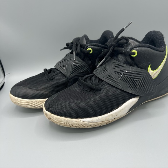 Nike Kyrie Flytrap III Basketball Sneakers Shoes Back Youth US Size 6Y - Picture 3 of 10